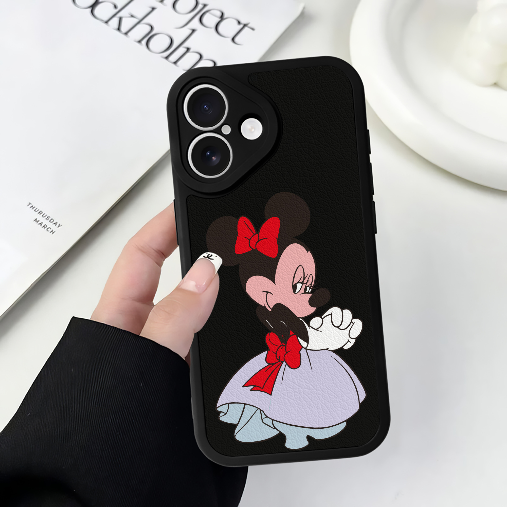 （画像用） ミッキーマウス Mickey Mouse 【iPhone 16シリーズ対応】シリコンスマホケース（レザー調） 材質：シリコン